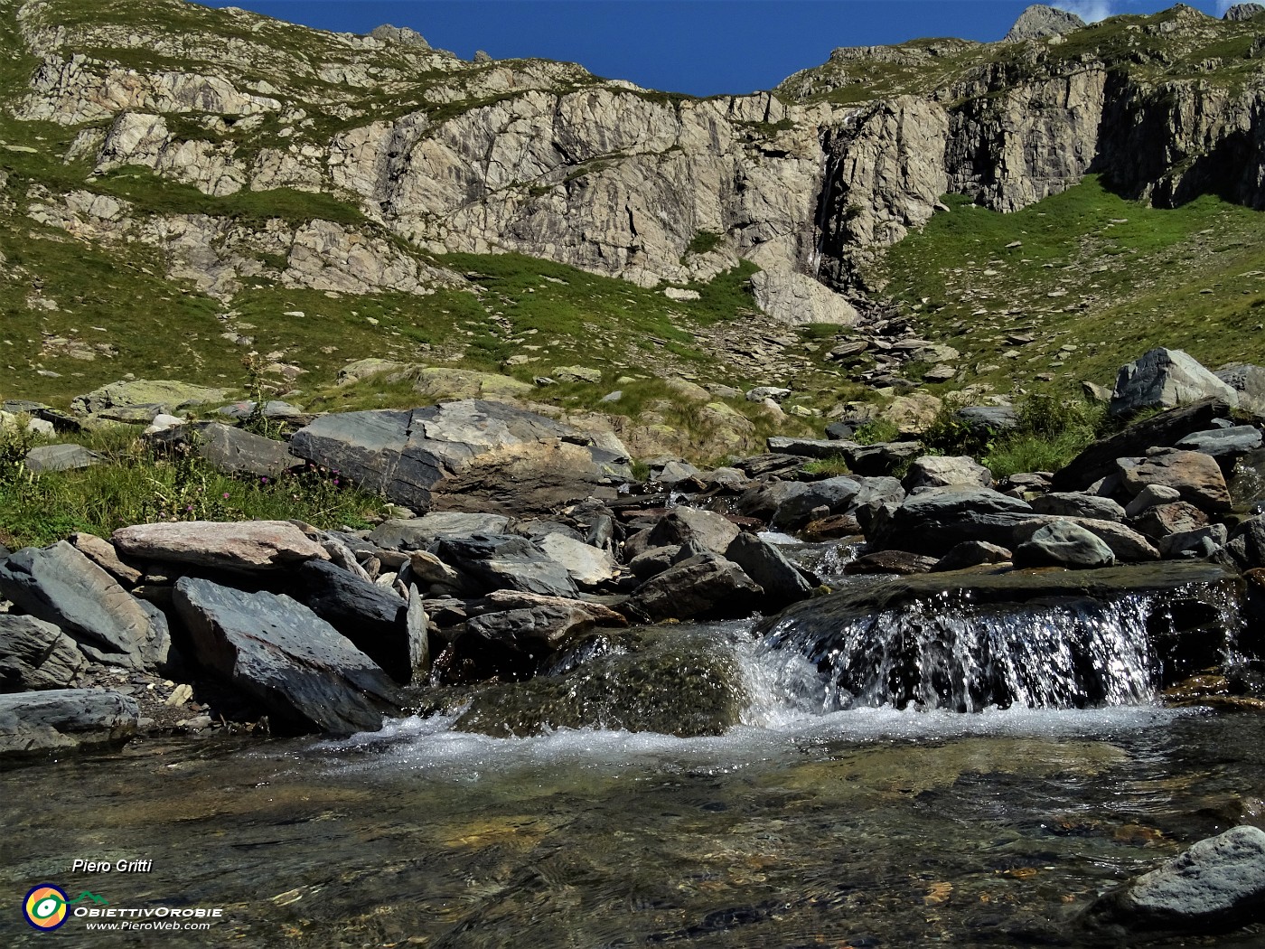 26 Il neonato Brembo scende dai dirupi in cascate.JPG